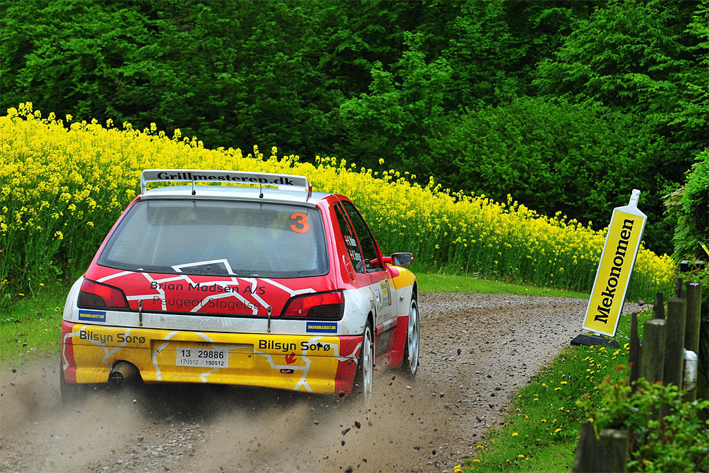 I en sky af støv, grus og småsten jager Kim Madsen den lille Peugeot 306 MAXI af sted i den danske forsommer
(Foto: Michael Eisenberg)